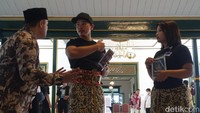 Kaesang memakai kaus hitam dan bertopi, sementara untuk bawahan memakai kain jarik. Sementara itu Erina diperankan pemain pengganti. Foto: Jauh Hari Wawan S/detikJateng