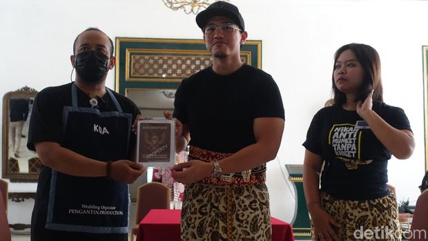 Gladi akad nikah dan panggih manten di Royal Ambarrukmo.