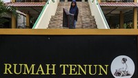 Penelusuran motif khas Tidore pun terus dilakukan seiring dengan perluasan dan pengukuhan kemampuan menenun para remaja Tidore hingga akhirnya mendirikan rumah tenun bernama Puta Dino Kayangan Ngofa Tidore yang diresmikan 14 September 2019. Keberadaan kain tenun Tidore, kain adat Kesultanan Tidore yang sempat hilang sekitar 100 tahun itu pun menjadi salah satu produk UMKM unggulan dalam Gerakan Nasional Bangga Buatan Indonesa (Gernas BBI) Maluku Utara 2022.