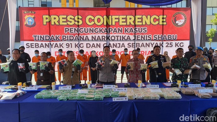 Kapolda menunjukkan barang bukti sabu. (Raja Adil Siregar/detikSumut)