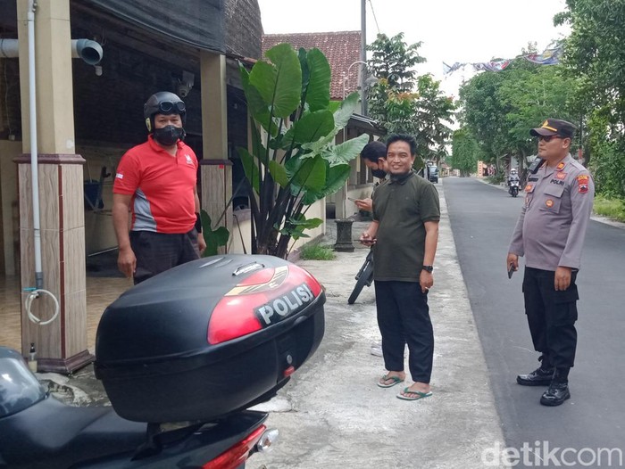 Kapolsek Trucuk AKP Sarwoko mengecek lokasi pria misterius yang pamer kelamin di Desa Wonosari, Klaten, Selasa (6/12/2022).