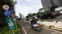 Mereka masuk jalur sepeda untuk menghindari kemacetan di jalur utama.