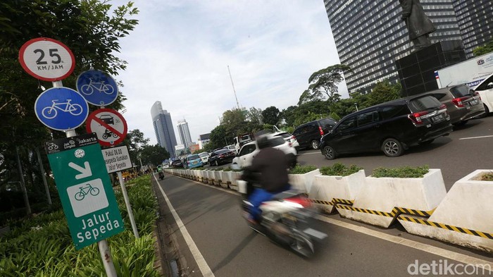 Pemotor menerobos jalur sepeda di Jalan Sudirman, Jakarta, Selasa (6/12/2022). Aksi ini mereka lakukan secara bersama-sama.
