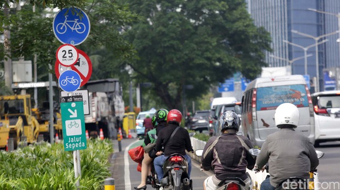 Pemotor menerobos jalur sepeda di Jalan Sudirman, Jakarta, Selasa (6/12/2022). Aksi ini mereka lakukan secara bersama-sama.