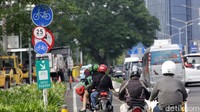 Padahal pemotor dilarang masuk jalur sepeda. Aturan tersebut telah tertuang jelas dalam Pasal 287 Ayat 1 Undang-Undang Nomor 22 tahun 2009 tentang Lalu Lintas dan Angkutan Jalan.