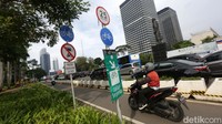 Bagi siapapun pengendara motor maupun mobil yang kedapatan oleh petugas melintas di jalur khusus pesepeda maka akan diberikan sanksi tilang berupa kurungan penjara maksimal dua bulan atau denda paling banyak 500 ribu rupiah.