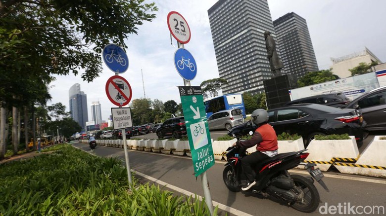 Pemotor menerobos jalur sepeda di Jalan Sudirman, Jakarta, Selasa (6/12/2022). Aksi ini mereka lakukan secara bersama-sama.
