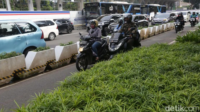 Pemotor menerobos jalur sepeda di Jalan Sudirman, Jakarta, Selasa (6/12/2022). Aksi ini mereka lakukan secara bersama-sama.