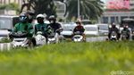Kebangetan! Pemotor Terobos Jalur Sepeda Berjamaah