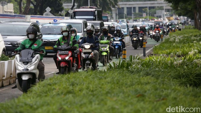 Pemotor menerobos jalur sepeda di Jalan Sudirman, Jakarta, Selasa (6/12/2022). Aksi ini mereka lakukan secara bersama-sama.