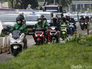 Kebangetan! Pemotor Terobos Jalur Sepeda Berjamaah