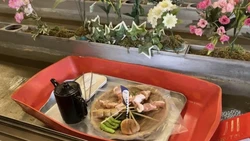 Keren! Restoran Ini Kirim Makanan ke Meja Pengunjung Pakai Perahu