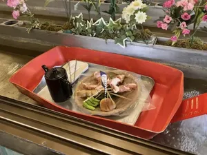 Keren! Restoran Ini Kirim Makanan ke Meja Pengunjung Pakai Perahu