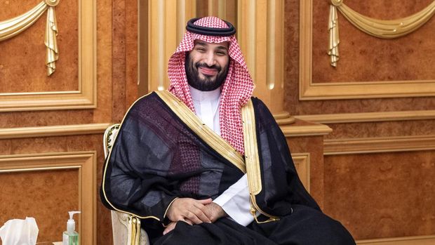 Ketua Dewan Menteri Arab Saudi yang baru Putra Mahkota Mohammed bin Salman bertemu dengan Raja Arab Saudi Salman bin Abdulaziz (tidak terlihat) setelah perubahan kabinet dengan Keputusan Kerajaan Arab Saudi di Jeddah, Arab Saudi pada 27 September 2022. Kabinet baru, Putra Mahkota Mohammed bin Salman menjadi Ketua Dewan Menteri dan Khalid bin Salman menjadi Menteri Pertahanan. (Royal Court of Saudi Arabia / Handout/Anadolu Agency via Getty Images)