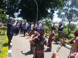 Tiba di Kupang Pakai Jet, AHY Disambut Natoni-Tari Kabokang