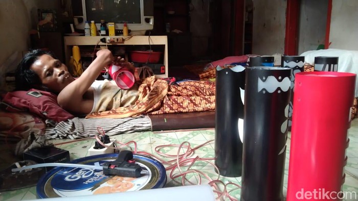 Kisah Rudi Hartono (42), mampu hasilkan lampu hias meski setengah badannya lumpuh.