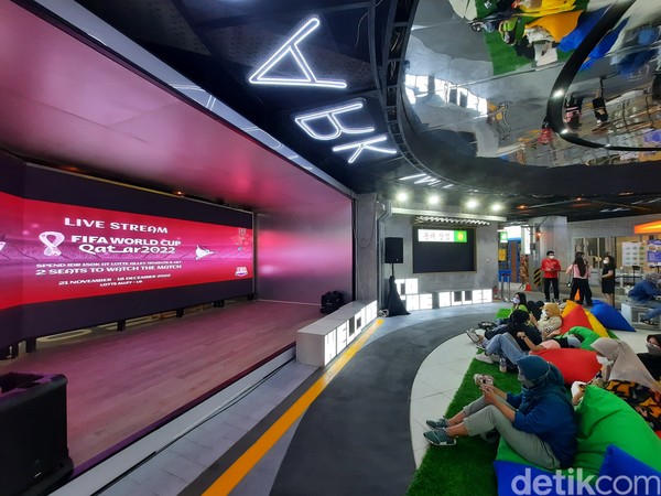 Suasana kian meriah dengan sajian musik-musik Korea di area tengah Lotte Alley. Di sana traveler dapat duduk santai di kursi atau beanbag sambil menatap layar besar yang juga dijadikan tempat nobar Piala Dunia 2022. Foto: Putu Intan/detikcom Suasana kian meriah dengan sajian musik-musik Korea di area tengah Lotte Alley. Di sana traveler dapat duduk santai di kursi atau beanbag sambil menatap layar besar yang juga dijadikan tempat nobar Piala Dunia 2022. Foto: Putu Intan/detikcom