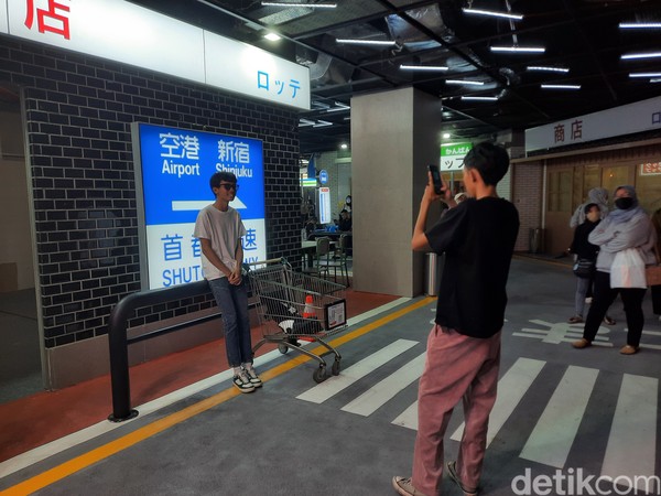 detikcom sempat menyambangi kawasan Lotte Alley ini dan langsung merasakan suasa otentik Seoul dan Tokyo. Hal itu terlihat dari nama-nama kios menggunakan bahasa Korea dan Jepang. Kemudian ada juga instalasi halte bus hingga zebra cross selayaknya di dua kota tersebut.Foto: Putu Intan/detikcom detikcom sempat menyambangi kawasan Lotte Alley ini dan langsung merasakan suasa otentik Seoul dan Tokyo. Hal itu terlihat dari nama-nama kios menggunakan bahasa Korea dan Jepang. Kemudian ada juga instalasi halte bus hingga zebra cross selayaknya di dua kota tersebut.Foto: Putu Intan/detikcom