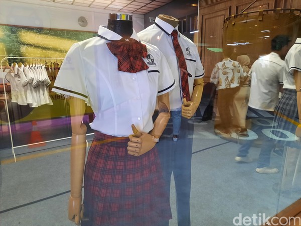 Kegiatan lain yang dapat dilakukan di Lotte Alley adalah cosplay menjadi anak sekolah Korea. Traveler dapat menyewa seragam khas sekolah Korea dengan 2 pilihan warna rok yakni merah atau biru untuk perempuan dan 2 pilihan warna celana yakni abu-abu dan krem untuk laki-laki. Foto: Putu Intan/detikcom Kegiatan lain yang dapat dilakukan di Lotte Alley adalah cosplay menjadi anak sekolah Korea. Traveler dapat menyewa seragam khas sekolah Korea dengan 2 pilihan warna rok yakni merah atau biru untuk perempuan dan 2 pilihan warna celana yakni abu-abu dan krem untuk laki-laki. Foto: Putu Intan/detikcom