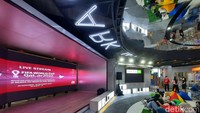 Suasana kian meriah dengan sajian musik-musik Korea di area tengah Lotte Alley. Di sana traveler dapat duduk santai di kursi atau beanbag sambil menatap layar besar yang juga dijadikan tempat nobar Piala Dunia 2022. Foto: Putu Intan/detikcom