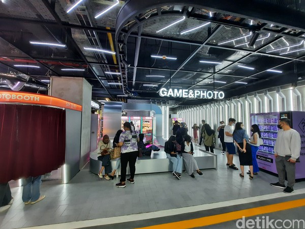 Di sana juga dijual aneka jajanan jalanan seperti ramen, tteokbokki, bingsu, hingga sushi. Tampak pula area bermain game dan photobox yang cocok dinikmati bersama teman dan pasangan. Foto: Putu Intan/detikcom Di sana juga dijual aneka jajanan jalanan seperti ramen, tteokbokki, bingsu, hingga sushi. Tampak pula area bermain game dan photobox yang cocok dinikmati bersama teman dan pasangan. Foto: Putu Intan/detikcom