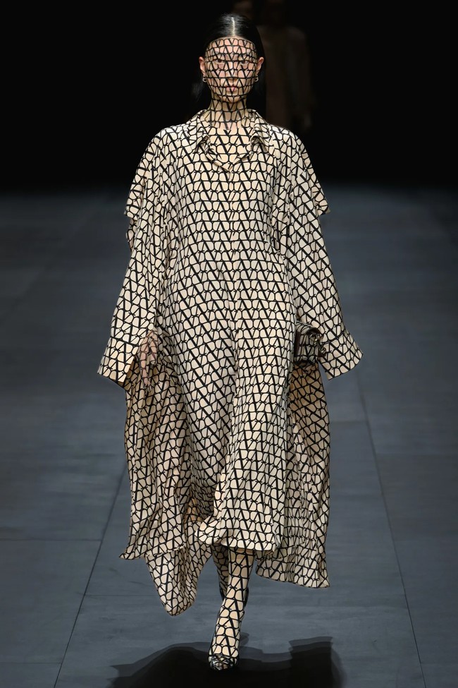 Fashion show Valentino Spring/Summer 2023. Koleksi busana Valentino kali ini didominasi warna-warna netral.  Foto: dok. Valentino.