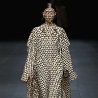 Fashion show Valentino Spring/Summer 2023. Koleksi busana Valentino kali ini didominasi warna-warna netral.  Foto: dok. Valentino.