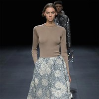 Fashion show Valentino Spring/Summer 2023. Koleksi busana Valentino kali ini didominasi warna-warna netral. Foto: dok. Valentino.