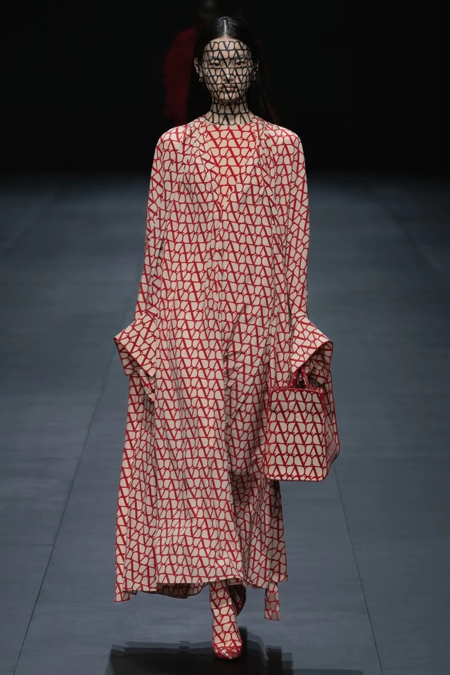 Fashion show Valentino Spring/Summer 2023. Koleksi busana Valentino kali ini didominasi warna-warna netral.  Foto: dok. Valentino.