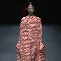 Fashion show Valentino Spring/Summer 2023. Koleksi busana Valentino kali ini didominasi warna-warna netral.  Foto: dok. Valentino.