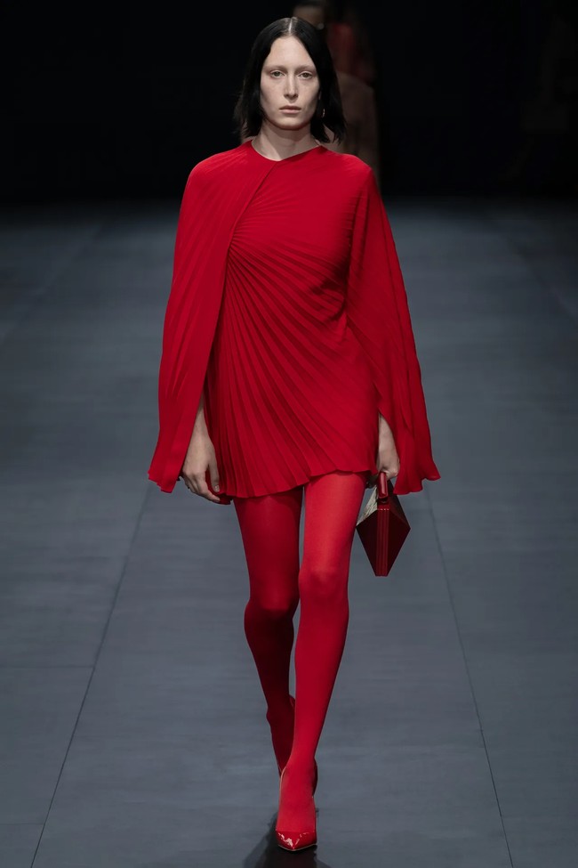 Fashion show Valentino Spring/Summer 2023. Koleksi busana Valentino kali ini didominasi warna-warna netral. Foto: dok. Valentino.