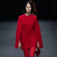 Fashion show Valentino Spring/Summer 2023. Koleksi busana Valentino kali ini didominasi warna-warna netral. Foto: dok. Valentino.