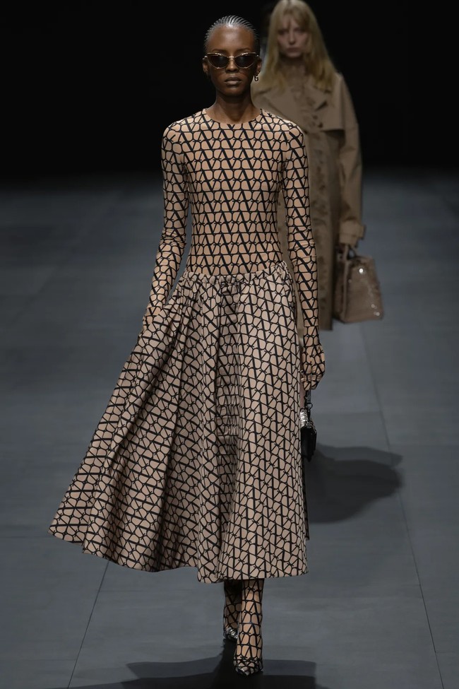 Fashion show Valentino Spring/Summer 2023. Koleksi busana Valentino kali ini didominasi warna-warna netral. Foto: dok. Valentino.