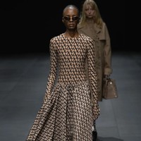 Fashion show Valentino Spring/Summer 2023. Koleksi busana Valentino kali ini didominasi warna-warna netral. Foto: dok. Valentino.