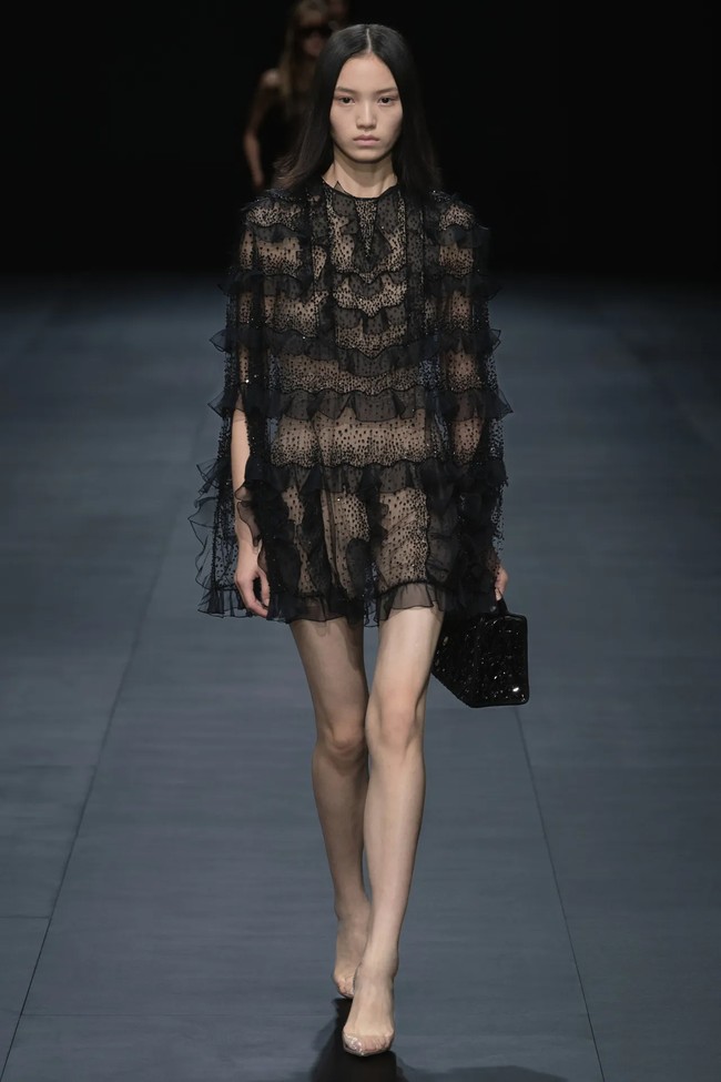 Fashion show Valentino Spring/Summer 2023. Koleksi busana Valentino kali ini didominasi warna-warna netral. Foto: dok. Valentino.