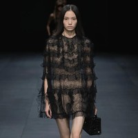 Fashion show Valentino Spring/Summer 2023. Koleksi busana Valentino kali ini didominasi warna-warna netral. Foto: dok. Valentino.