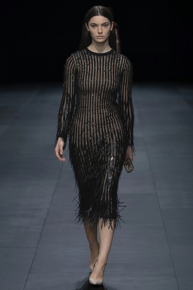 Fashion show Valentino Spring/Summer 2023. Koleksi busana Valentino kali ini didominasi warna-warna netral. Foto: dok. Valentino.