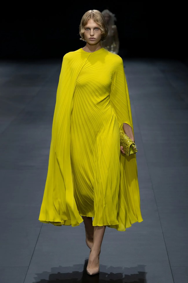 Fashion show Valentino Spring/Summer 2023. Koleksi busana Valentino kali ini didominasi warna-warna netral.  Foto: dok. Valentino.