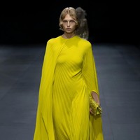 Fashion show Valentino Spring/Summer 2023. Koleksi busana Valentino kali ini didominasi warna-warna netral.  Foto: dok. Valentino.