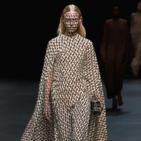 Fashion show Valentino Spring/Summer 2023. Koleksi busana Valentino kali ini didominasi warna-warna netral. Foto: dok. Valentino.