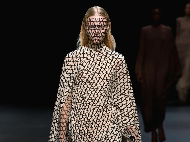 10 Koleksi Busana Valentino Spring/Summer 2023, Hadir dalam Warna Netral