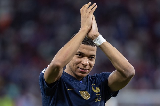 Kylian Mbappe akan memperkuat Les Blues di pertandingan melawan Argentina, Minggu (18/12/2022) malam nanti. Mbappe telah mengukir sejumlah prestasi di dunia sepakbola. Salah satunya penghargaan Pemain Muda Terbaik di Piala Dunia FIFA 2018 di usia 19 tahun. Foto: Simon Bruty/Anychance/Getty Images