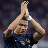 Kylian Mbappe akan memperkuat Les Blues di pertandingan melawan Argentina, Minggu (18/12/2022) malam nanti. Mbappe telah mengukir sejumlah prestasi di dunia sepakbola. Salah satunya penghargaan Pemain Muda Terbaik di Piala Dunia FIFA 2018 di usia 19 tahun. Foto: Simon Bruty/Anychance/Getty Images