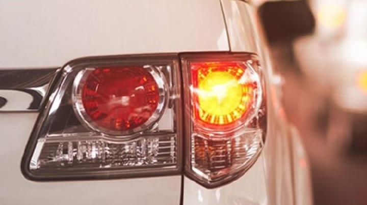 Lampu sein mobil.