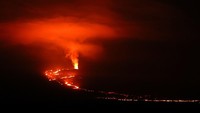 Terlihat lava terus mengalir dari letusan gunung. (Justin Sullivan/Getty Images)  