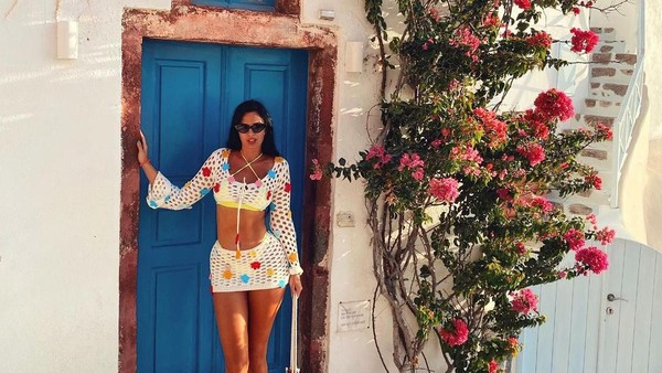 Namun Ivana seperti tidak peduli. Sepertinya penampilan seksi sudah menjadi keseharian Ivana, seperti yang dilakukannya di Santorini ini. (Instagram/@knolldoll)