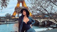 Sudah banyak ikon wisata dunia yang dikunjungi oleh Mantan Miss Kroasia ini. Tak terkecuali Menara Eiffel di Paris yang dikenal romantis. (Instagram/@knolldoll)
