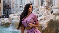 Kalau ini, gaya Ivana saat berpose di depan Air Mancur Trevi yang paling terkenal di kota Roma, Italia. Di air mancur itu, ada mitos keinginan kita bisa terkabul jika melemparkan uang koin ke dalamnya. (Instagram/@knolldoll)