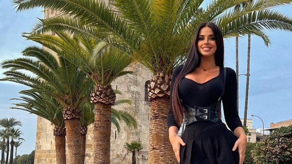 Berkunjung ke Sevilla di Spanyol, busana yang dikenakan Ivana cukup sopan. Ivana pernah diancam akan dijebloskan ke penjara jika dia tetap berpenampilan seksi selama nonton Piala Dunia 2022 di Qatar. (Instagram/@knolldoll)