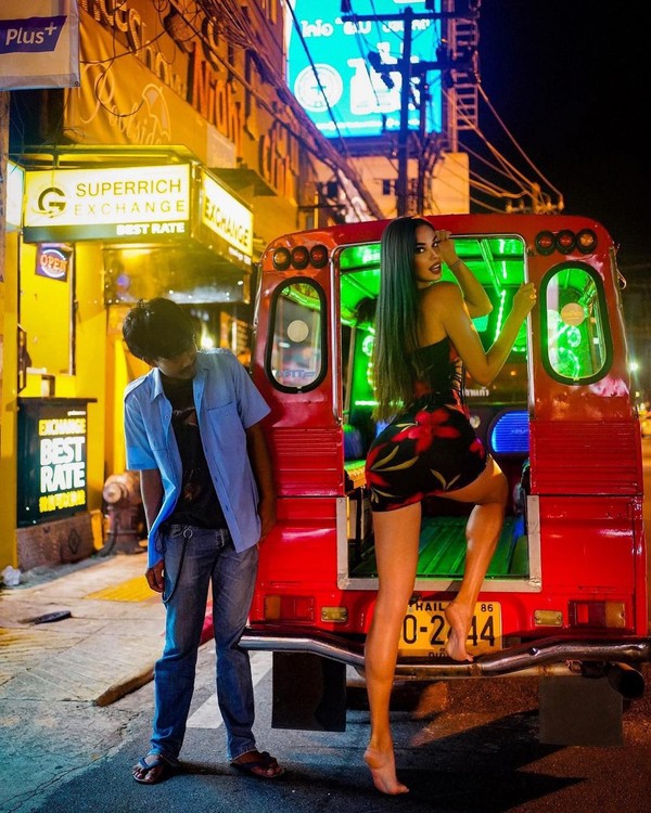Tak cuma Eropa, Ivana juga pernah liburan ke Thailand. Di sana dia berpose naik Tuk Tuk sambil dilihatin oleh abangnya. (Instagram/@knolldoll) Tak cuma Eropa, Ivana juga pernah liburan ke Thailand. Di sana dia berpose naik Tuk Tuk sambil dilihatin oleh abangnya. (Instagram/@knolldoll)
